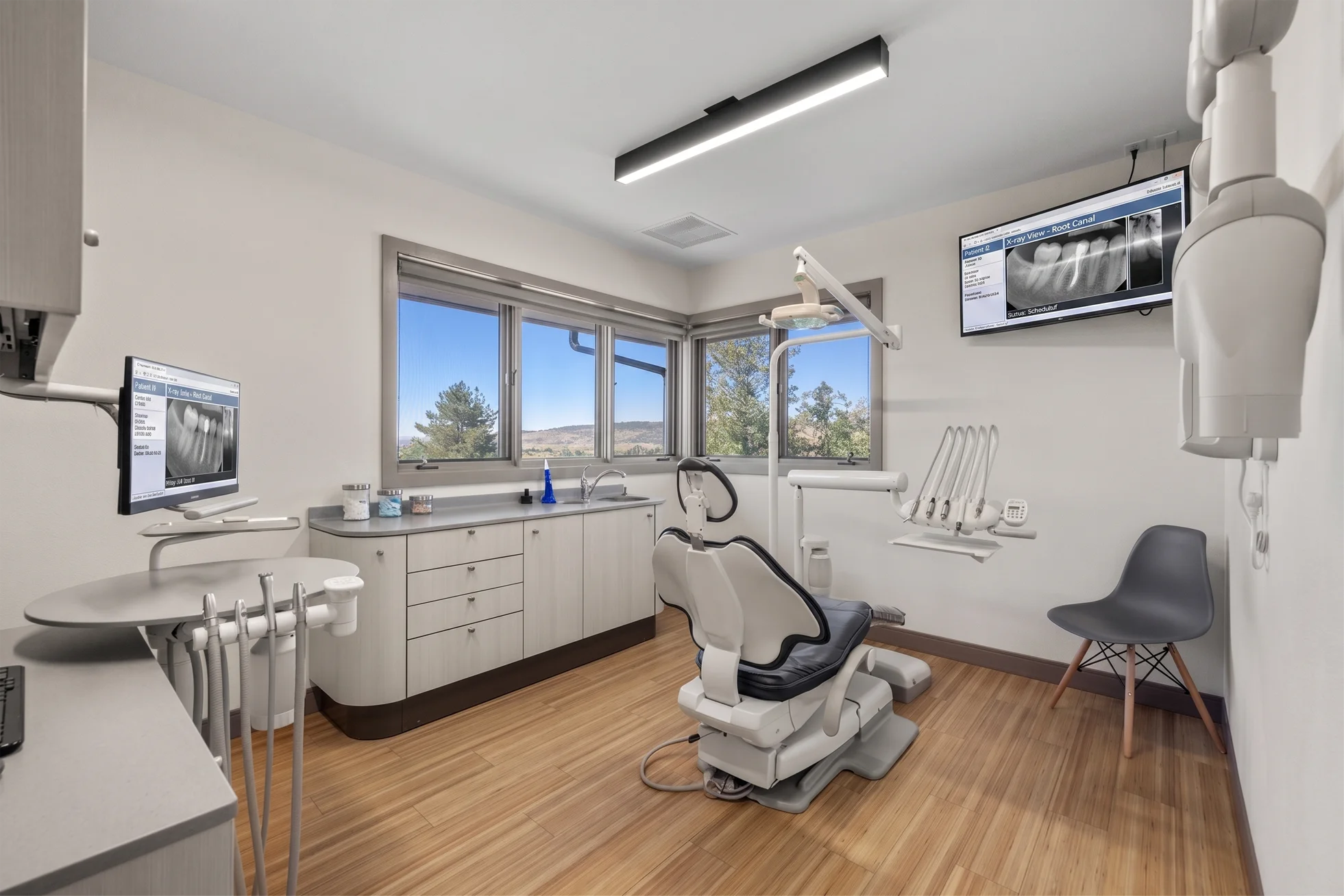 The reception desk and waiting area at Smith Brothers Dental in Klamath Falls